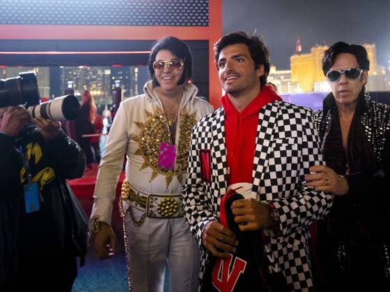 LAS VEGAS - Carlos Sainz (Ferrari) is welcomed as he arrives for the media day prior to the Formula 1 Grand Prix at the Las Vegas Strip Circuit. ANP SEM VAN DER WAL F1 Grand Prix of Las Vegas - Previews 2022 23 xVIxANPxSportx xxANPxIVx 483994119 originalFilename: 483994119.jpg