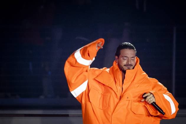 LAS VEGAS - J Balvin during the opening ceremony prior to the Formula 1 Grand Prix at the Las Vegas Strip Circuit. ANP SEM VAN DER WAL F1 Grand Prix of Las Vegas - Previews 2022 23 xVIxANPxSportx xxANPxIVx 483994189 originalFilename: 483994189.jpg