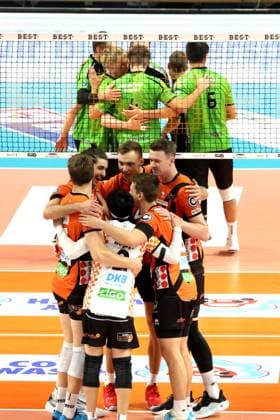 DEU, DVV, 1 VBL, BR Volleys vs Bitterfeld Wolfen, 15 11 2023, Max Schmeling Halle, Berlin, DEU, DVV, 1 VBL, BR Volleys vs Bitterfeld Wolfen, in the picture BR Volleys players circle, Bitterfeld players circle Photo Juergen Engler nordphoto GmbH nordphotoxGmbHx xEngler nph00076