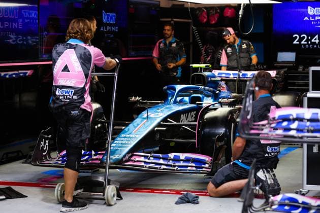 10 GASLY Pierre (fra), Alpine F1 Team A523, garage, box, during the 2023 Formula 1 Heineken Silver Las Vegas Grand Prix, 21th round of the 2023 Formula One World Championship, WM, Weltmeisterschaft from November 17 to 19, 2023 on the Las Vegas Strip Circuit, in Las Vegas, USA - F1 - LAS VEGAS GRAND PRIX 2023 DPPI Panoramic 00123046_AV6_5025