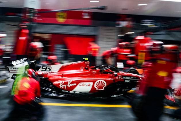 55 SAINZ Carlos (spa), Scuderia Ferrari SF-23, action during the 2023 Formula 1 Heineken Silver Las Vegas Grand Prix, 21th round of the 2023 Formula One World Championship, WM, Weltmeisterschaft from November 17 to 19, 2023 on the Las Vegas Strip Circuit, in Las Vegas, USA - F1 - LAS VEGAS GRAND PRIX 2023 DPPI Panoramic  00123046_AV3_4265
