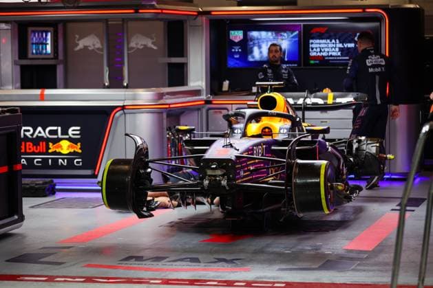 01 VERSTAPPEN Max (nld), Red Bull Racing RB19, garage, box, during the 2023 Formula 1 Heineken Silver Las Vegas Grand Prix, 21th round of the 2023 Formula One World Championship, WM, Weltmeisterschaft from November 17 to 19, 2023 on the Las Vegas Strip Circuit, in Las Vegas, USA - F1 - LAS VEGAS GRAND PRIX 2023 DPPI Panoramic 00123046_AV6_5130
