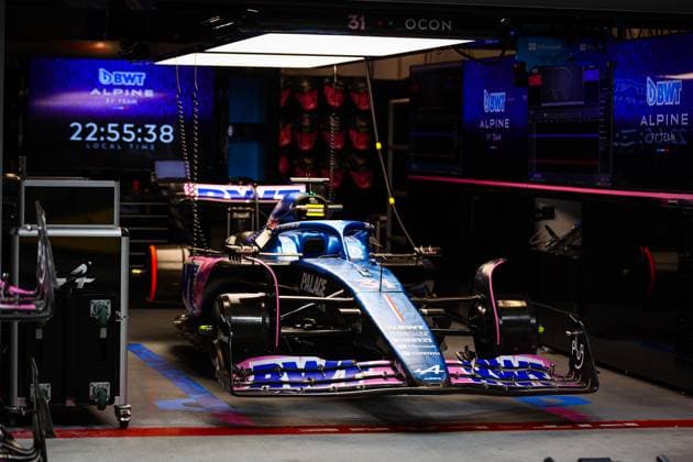 31 OCON Esteban (fra), Alpine F1 Team A523, garage, box, during the 2023 Formula 1 Heineken Silver Las Vegas Grand Prix, 21th round of the 2023 Formula One World Championship, WM, Weltmeisterschaft from November 17 to 19, 2023 on the Las Vegas Strip Circuit, in Las Vegas, USA - F1 - LAS VEGAS GRAND PRIX 2023 DPPI Panoramic 00123046_AV6_5136