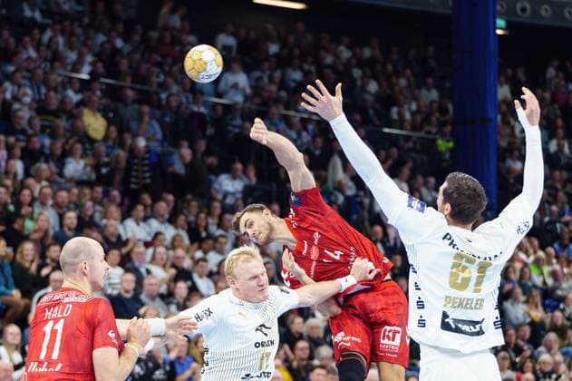 Sport Themen der Woche KW46 Sport Bilder des Tages Wurf Tor Mads Hoxer (Aalborg Handbold, 14) GER, THW Kiel vs. Aalborg Handbold, Handball, Champions League, Spieltag 7, Saison 2023 2024, 16.11.2023 GER, THW Kiel vs. Aalborg Handbold, Handball, Champions League, Spieltag 7, Saison 2023 2024, 16.11.2023 Kiel *** Throw Goal Mads Hoxer Aalborg Handbold, 14 GER, THW Kiel vs Aalborg Handbold, Handball, Champions League, Matchday 7, Season 2023 2024, 16 11 2023 GER, THW Kiel vs Aalborg Handbold, Handball, Champions League, Matchday 7, Season 2023 2024, 16 11 2023 Kiel Copyright: xEibnerxPressefoto MarcelxvonxFehrnx EP_MFN