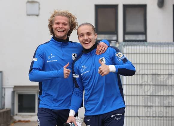 Sport Themen der Woche KW46 Sport Bilder des Tages München, Deutschland 16. November 2023: Fussball, Herren, 3.Liga, Saison 2023 2024, TSV 1860 München, Training, Grünwalder Strasse 114 Jesper Verlaat (TSV 1860 München) (li.) mit Julius Schmid (TSV 1860 München) (re.) gut gelaunt, Daumen hoch, Kopf, Oberkörper, auf dem Weg zum Trainingsplatz *** Munich, Germany 16 November 2023 Football, Men, 3 Liga, Season 2023 2024, TSV 1860 Munich, Training, Grünwalder Strasse 114 Jesper Verlaat TSV 1860 Munich left with Julius Schmid TSV 1860 Munich right in a good mood, thumbs up, head, upper body, on the way to the training ground