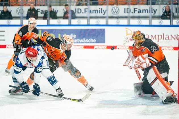 Bilder des Jahres 2023, Sport 11 November Sport Themen der Woche KW46 Sport Bilder des Tages Phil Hungerecker (Nr. 94 Schwenninger Wild Wings) gegen Ryan Button (Nr. 55 Grizzlys Wolfsburg) vor dem Tor von Dustin Strahlmeier (Nr. 1 Grizzlys Wolfsburg) GER, Grizzlys Wolfsburg gegen Schwenninger Wild Wings, Eishockey, Penny DEL, Spielzeit 2023 24, 16.11.2023 GER, Grizzlys Wolfsburg gegen Schwenninger Wild Wings, Eishockey, Penny DEL, Spielzeit 2023 24, 16.11.2023 Wolfsburg *** Phil Hungerecker Nr 94 Schwenninger Wild Wings vs Ryan Button Nr 55 Grizzlys Wolfsburg in front of the goal of Dustin Strahlmeier Nr 1 Grizzlys Wolfsburg GER, Grizzlys Wolfsburg vs Schwenninger Wild Wings, Ice Hockey, Penny DEL, Season 2023 24, 16 11 2023 GER, Grizzlys Wolfsburg vs Schwenninger Wild Wings, Ice Hockey, Penny DEL, Season 2023 24, 16 11 2023 Wolfsburg Copyright: xEibner-Pressefoto DanielxREINELTx EP_DRT