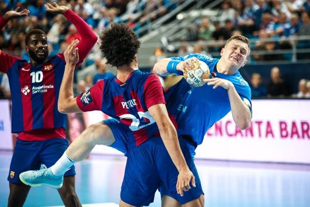 16.11.2023 Plock Pilka reczna EHF Liga Mistrzow 2023 2024 Orlen Wisla Plock - FC Barcelona, Barca N z Dawid Dawydzik Foto Adam Starszynski PressFocus 16.11.2023 Plock Handball EHF Champions League 2023 2024, Orlen Wisla Plock - FC Barcelona Dawid Dawydzik Credit Adam Starszynski PressFocus NEWSPIX.PL --- Newspix.pl  20231116PF_AS204