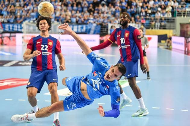 PLOCK 16.11.2023 MECZ 7. KOLEJKA LIGA MISTRZOW PILKA RECZNA MEZCZYZN SEZON 2023 2024 ORLEN WISLA PLOCK - GOG HANDBOL --- MEN™S HALDBALL EHF CHAMPIONS LEAGUE SEASON 2023 2024 MATCH: SPR WISLA PLOCK - FC Barcelona, Barca THIAGUS PETRUS GONCALVES DOS SANTOS GERGO FAZEKAS DIKA MEM FOT. JACEK PRONDZYNSKI FOTOPYK NEWSPIX.PL --- Newspix.pl  231116JAC007