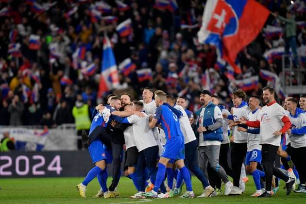 SLOVAKIA - ICELAND, European Qualifying game, November 16, 2023 Slovakian players among them Milan Skriniar, Stanislav Lobotka, David Hancko, Martin Dubravka, Ondrej Duda, Juraj Kucka and Robert Bojenik celebrate during the group stage of the UEFA European Championships, EM, European Qualifying football game between Slovakia and Iceland, Bratislava, Slovakia, November 16, 2023. Photo by Alex Nicodim Copyright: xAlexxNicodimx