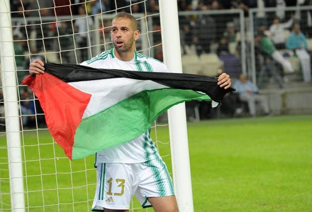 Bilder des Jahres 2023, Sport 11 November Sport Themen der Woche KW46 Sport Bilder des Tages Algerie vs Somalie Matche eliminatiores du la coupe du monde 202 Islam Slimani d Algerie celebre le Bute contre la Somalie avec drapeau Palestine, lors de Matche eliminatiores du la coupe du monde 2026, au Stade Nelson Mandela a Alger en Algerie le 16 Novembre 2023 Alger Algerie Copyright: xAPPxAlgeriexPressxPhotosxAminexChikhix xAPPx DSC_7608