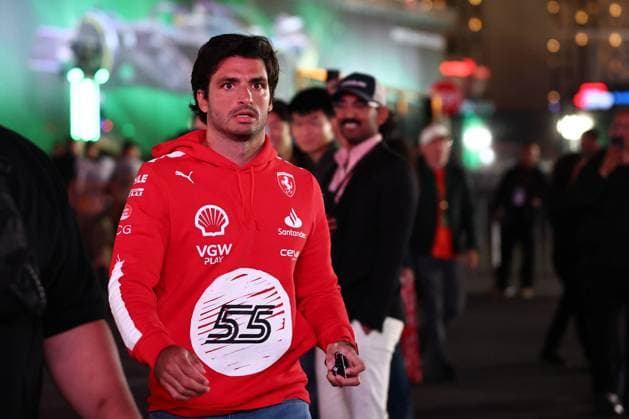 Sport Bilder des Tages F1 Las Vegas Grand Prix 2023 Practice Carlos Sainz of Ferrari before practice ahead of the Formula 1 Las Vegas Grand Prix at Las Vegas Strip Circuit in Las Vegas, United States on November 16, 2023. Las Vegas United States  Copyright: xJakubxPorzyckix originalFilename:porzycki-f1lasveg231116_npa4B.jpg