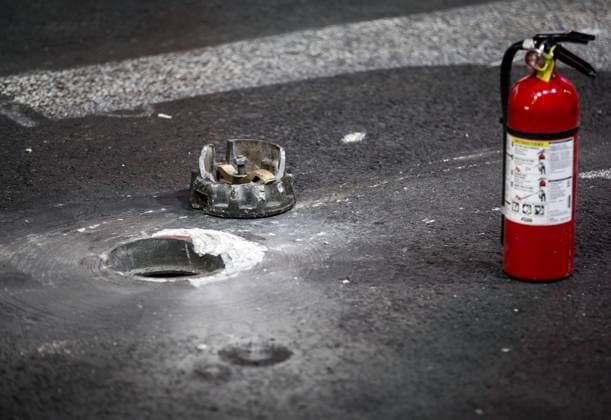 Sport Bilder des Tages LAS VEGAS - The loose manhole cover caused the 1st free practice to be halted prematurely prior to the Las Vegas Formula 1 Grand Prix at the Las Vegas Strip Circuit in Nevada. ANP SEM VAN DER WAL F1 Grand Prix of Las Vegas - Practice 2022 23 xVIxANPxSportx xxANPxIVx 484066322 originalFilename: 484066322.jpg