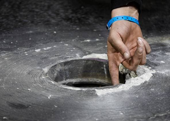 LAS VEGAS - The loose manhole cover caused the 1st free practice to be halted prematurely prior to the Las Vegas Formula 1 Grand Prix at the Las Vegas Strip Circuit in Nevada. ANP SEM VAN DER WAL F1 Grand Prix of Las Vegas - Practice 2022 23 xVIxANPxSportx xxANPxIVx 484067083 originalFilename: 484067083.jpg