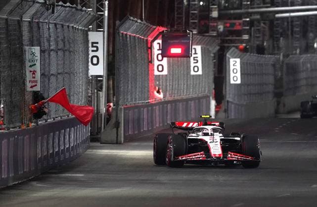 16 11 2023, Las Vegas Street Circuit, Las Vegas, FORMULA 1 HEINEKEN SILVER LAS VEGAS GRAND PRIX 2023 ,pictured Red flag after Carlos Sainz Jr ESP , Scuderia Ferrari drove over a manhole cover and had to park the damaged car, Nico Hülkenberg DEU , MoneyGram Haas F1 Team Las Vegas Las Vegas Street Circuit United States  eu-images-506