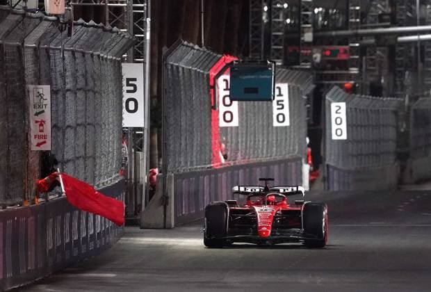 16 11 2023, Las Vegas Street Circuit, Las Vegas, FORMULA 1 HEINEKEN SILVER LAS VEGAS GRAND PRIX 2023 ,pictured Red flag after Carlos Sainz Jr ESP , Scuderia Ferrari drove over a manhole cover and had to park the damaged car, Charles Leclerc MCO , Scuderia Ferrari Las Vegas Las Vegas Street Circuit United States  eu-images-506