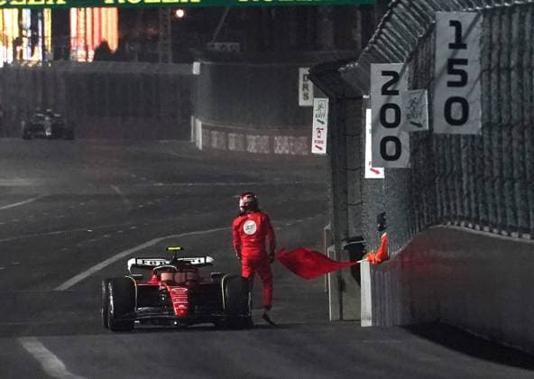 16 11 2023, Las Vegas Street Circuit, Las Vegas, FORMULA 1 HEINEKEN SILVER LAS VEGAS GRAND PRIX 2023 ,in the picture Carlos Sainz Jr ESP , Scuderia Ferrari has driven over a manhole cover and has to park the damaged car Las Vegas Las Vegas Street Circuit United States  eu-images-506