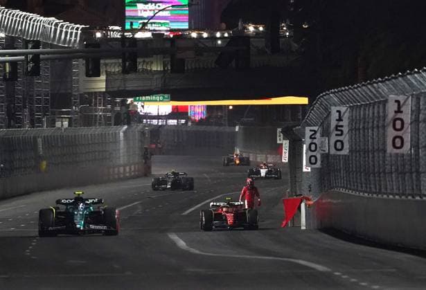 16 11 2023, Las Vegas Street Circuit, Las Vegas, FORMULA 1 HEINEKEN SILVER LAS VEGAS GRAND PRIX 2023 ,in the picture Carlos Sainz Jr ESP , Scuderia Ferrari has driven over a manhole cover and has to park the damaged car, Fernando Alonso ESP , Aston Martin Aramco Cognizant Formula One Team Las Vegas Las Vegas Street Circuit United States  eu-images-506