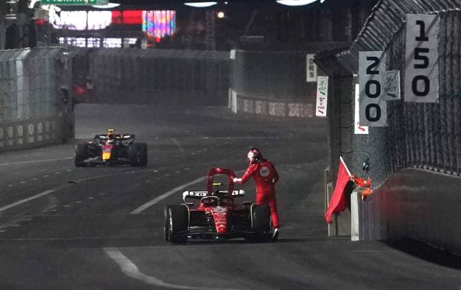 16 11 2023, Las Vegas Street Circuit, Las Vegas, FORMULA 1 HEINEKEN SILVER LAS VEGAS GRAND PRIX 2023 ,in the picture Carlos Sainz Jr ESP , Scuderia Ferrari has driven over a manhole cover and has to park the damaged car, Sergio Perez MEX , Oracle Red Bull Racing Las Vegas Las Vegas Street Circuit United States  eu-images-506