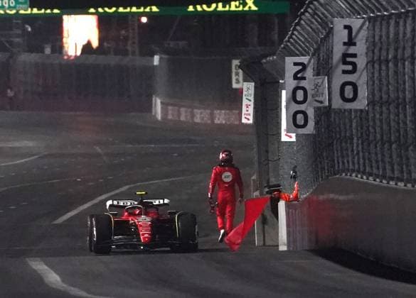 16 11 2023, Las Vegas Street Circuit, Las Vegas, FORMULA 1 HEINEKEN SILVER LAS VEGAS GRAND PRIX 2023 ,in the picture Carlos Sainz Jr ESP , Scuderia Ferrari has driven over a manhole cover and has to park the damaged car Las Vegas Las Vegas Street Circuit United States  eu-images-506