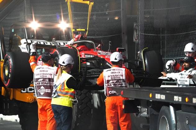 16 11 2023, Las Vegas Street Circuit, Las Vegas, FORMULA 1 HEINEKEN SILVER LAS VEGAS GRAND PRIX 2023 ,in picture The damaged car of Carlos Sainz Jr ESP , Scuderia Ferrari is recovered with a crane Las Vegas Las Vegas Street Circuit United States  eu-images-506