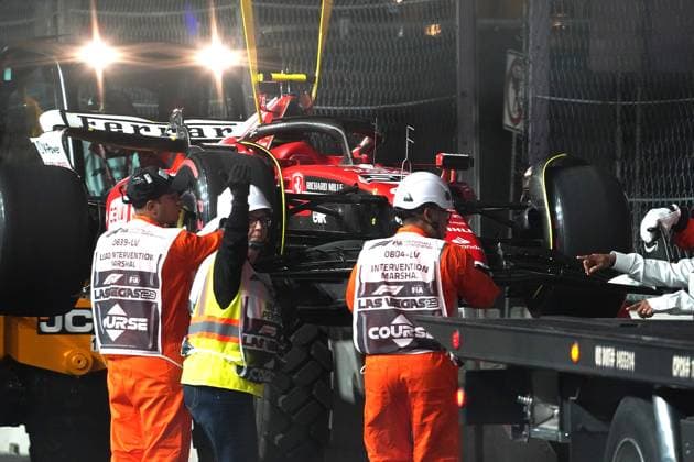 16 11 2023, Las Vegas Street Circuit, Las Vegas, FORMULA 1 HEINEKEN SILVER LAS VEGAS GRAND PRIX 2023 ,in picture The damaged car of Carlos Sainz Jr ESP , Scuderia Ferrari is recovered with a crane Las Vegas Las Vegas Street Circuit United States  eu-images-506