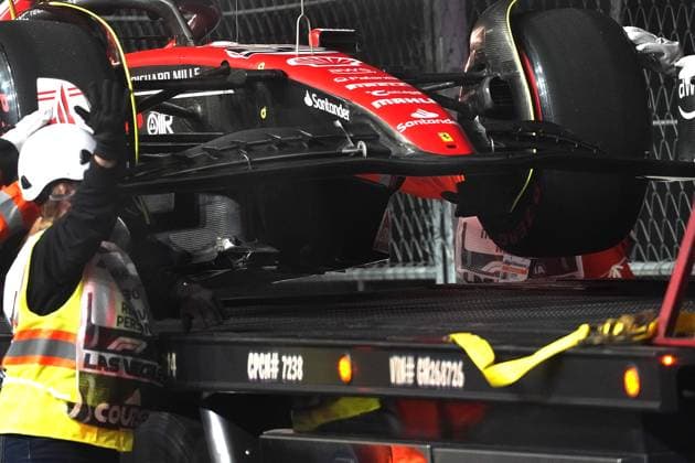 16 11 2023, Las Vegas Street Circuit, Las Vegas, FORMULA 1 HEINEKEN SILVER LAS VEGAS GRAND PRIX 2023 ,in the picture The damaged car of Carlos Sainz Jr ESP , Scuderia Ferrari is recovered with a crane You can see the damage to the underbody Las Vegas Las Vegas Street Circuit United States  eu-images-506