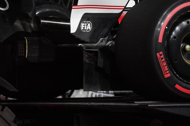 16 11 2023, Las Vegas Street Circuit, Las Vegas, FORMULA 1 HEINEKEN SILVER LAS VEGAS GRAND PRIX 2023 ,in picture The damaged car of Carlos Sainz Jr ESP , Scuderia Ferrari is recovered with a crane Las Vegas Las Vegas Street Circuit United States  eu-images-506