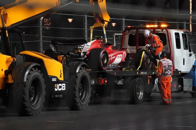 16 11 2023, Las Vegas Street Circuit, Las Vegas, FORMULA 1 HEINEKEN SILVER LAS VEGAS GRAND PRIX 2023 ,in picture The damaged car of Carlos Sainz Jr ESP , Scuderia Ferrari is recovered with a crane Las Vegas Las Vegas Street Circuit United States  eu-images-506