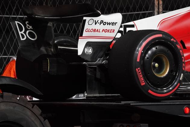 FORMULA 1 HEINEKEN SILVER LAS VEGAS GRAND PRIX 2023 16 11 2023, Las Vegas Street Circuit, Las Vegas, FORMULA 1 HEINEKEN SILVER LAS VEGAS GRAND PRIX 2023 ,in picture The damaged car of Carlos Sainz Jr ESP , Scuderia Ferrari is recovered with a crane nordphotoxGmbHx xBratic nph00250