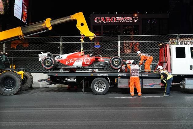 FORMULA 1 HEINEKEN SILVER LAS VEGAS GRAND PRIX 2023 16 11 2023, Las Vegas Street Circuit, Las Vegas, FORMULA 1 HEINEKEN SILVER LAS VEGAS GRAND PRIX 2023 ,in picture The damaged car of Carlos Sainz Jr ESP , Scuderia Ferrari is recovered with a crane nordphotoxGmbHx xBratic nph00250