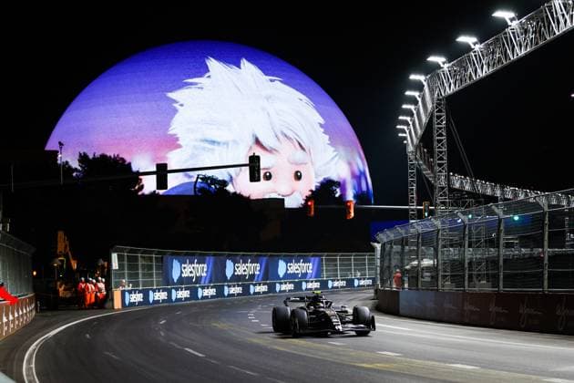 24 ZHOU Guanyu (chi), Alfa Romeo F1 Team Stake C43, action during the 2023 Formula 1 Heineken Silver Las Vegas Grand Prix, 21th round of the 2023 Formula One World Championship, WM, Weltmeisterschaft from November 17 to 19, 2023 on the Las Vegas Strip Circuit, in Las Vegas, USA - F1 - LAS VEGAS GRAND PRIX 2023 DPPI Panoramic  00123046_AV3_5318