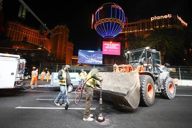 F1 Las Vegas Grand Prix 2023 Practice Drain cover is repairing before practice ahead of the Formula 1 Las Vegas Grand Prix at Las Vegas Strip Circuit in Las Vegas, United States on November 17, 2023. Las Vegas United States  Copyright: xJakubxPorzyckix originalFilename:porzycki-f1lasveg231117_np8iN.jpg
