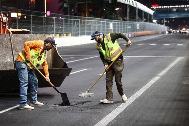 F1 Las Vegas Grand Prix 2023 Practice Drain cover is repairing before practice ahead of the Formula 1 Las Vegas Grand Prix at Las Vegas Strip Circuit in Las Vegas, United States on November 17, 2023. Las Vegas United States  Copyright: xJakubxPorzyckix originalFilename:porzycki-f1lasveg231117_np8O0.jpg