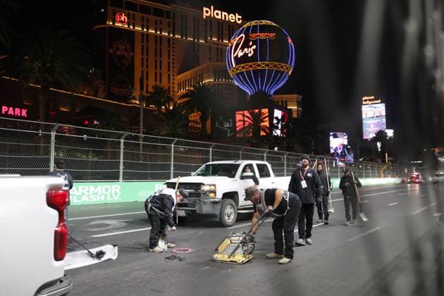 F1 Las Vegas Grand Prix 2023 Practice Drain cover is repairing before practice ahead of the Formula 1 Las Vegas Grand Prix at Las Vegas Strip Circuit in Las Vegas, United States on November 17, 2023. Las Vegas United States  Copyright: xJakubxPorzyckix originalFilename:porzycki-f1lasveg231117_npG0W.jpg