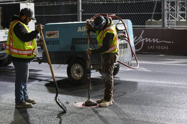 Works on the circuit surface after damages caused by a manhole cover during the 2023 Formula 1 Heineken Silver Las Vegas Grand Prix, 21th round of the 2023 Formula One World Championship, WM, Weltmeisterschaft from November 17 to 19, 2023 on the Las Vegas Strip Circuit, in Las Vegas, USA - F1 - LAS VEGAS GRAND PRIX 2023 DPPI Panoramic  AV3_5631