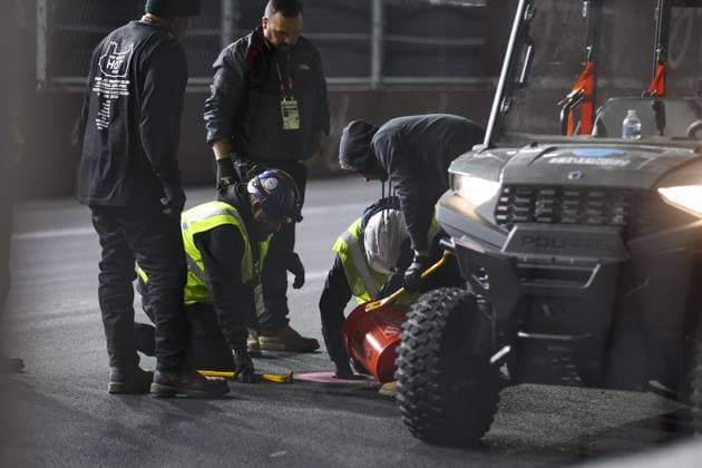 Works on the circuit surface after damages caused by a manhole cover during the 2023 Formula 1 Heineken Silver Las Vegas Grand Prix, 21th round of the 2023 Formula One World Championship, WM, Weltmeisterschaft from November 17 to 19, 2023 on the Las Vegas Strip Circuit, in Las Vegas, USA - F1 - LAS VEGAS GRAND PRIX 2023 DPPI Panoramic  AV3_5521