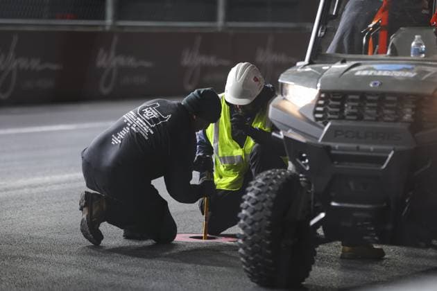 Works on the circuit surface after damages caused by a manhole cover during the 2023 Formula 1 Heineken Silver Las Vegas Grand Prix, 21th round of the 2023 Formula One World Championship, WM, Weltmeisterschaft from November 17 to 19, 2023 on the Las Vegas Strip Circuit, in Las Vegas, USA - F1 - LAS VEGAS GRAND PRIX 2023 DPPI Panoramic  AV3_5532