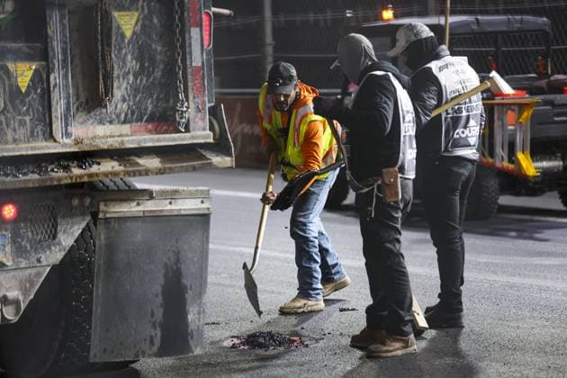 Works on the circuit surface after damages caused by a manhole cover during the 2023 Formula 1 Heineken Silver Las Vegas Grand Prix, 21th round of the 2023 Formula One World Championship, WM, Weltmeisterschaft from November 17 to 19, 2023 on the Las Vegas Strip Circuit, in Las Vegas, USA - F1 - LAS VEGAS GRAND PRIX 2023 DPPI Panoramic  AV3_5558