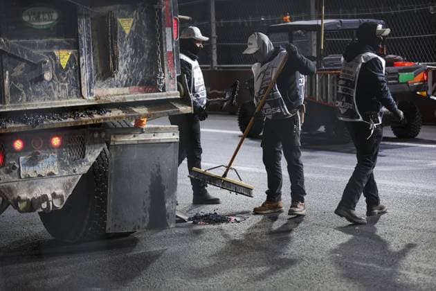 Works on the circuit surface after damages caused by a manhole cover during the 2023 Formula 1 Heineken Silver Las Vegas Grand Prix, 21th round of the 2023 Formula One World Championship, WM, Weltmeisterschaft from November 17 to 19, 2023 on the Las Vegas Strip Circuit, in Las Vegas, USA - F1 - LAS VEGAS GRAND PRIX 2023 DPPI Panoramic  AV3_5548
