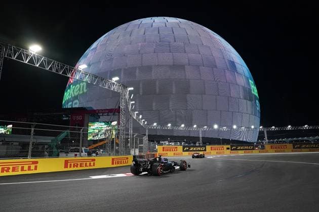17 11 2023, Las Vegas Street Circuit, Las Vegas, FORMULA 1 HEINEKEN SILVER LAS VEGAS GRAND PRIX 2023 ,in the picture Carlos Sainz Jr ESP , Scuderia Ferrari, Valtteri Bottas FIN , Alfa Romeo F1 Team Stake Las Vegas Las Vegas Street Circuit United States  eu-images-506