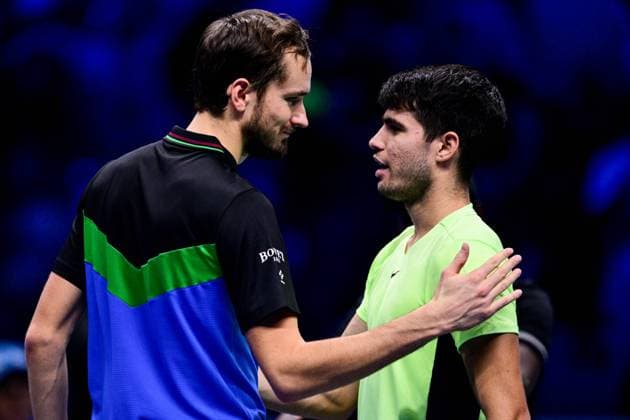 Foto Marco Alpozzi LaPresse 17 Novembre 2023 Torino - Italia - - Tennis Nitto ATP, Tennis Herren Finals - Carlos ALCARAZ (ESP) vs Daniil MEDVEDEV (RUS) Nella foto: Daniil Medvedev (Russia), Carlos Alcaraz (Spain) November 17, 2023 Turin - Italy - Sport - Tennis Nitto ATP Finals - Carlos ALCARAZ (ESP) vs Daniil MEDVEDEV (RUS) In the pic: Daniil Medvedev (Russia), Carlos Alcaraz (Spain)  Copyright: xMarcoxAlpozzi LaPressex
