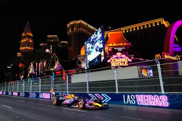 01 VERSTAPPEN Max (nld), Red Bull Racing RB19, action during the 2023 Formula 1 Heineken Silver Las Vegas Grand Prix, 21th round of the 2023 Formula One World Championship, WM, Weltmeisterschaft from November 17 to 19, 2023 on the Las Vegas Strip Circuit, in Las Vegas, USA - F1 - LAS VEGAS GRAND PRIX 2023 DPPI Panoramic  00123046_AV6_5970