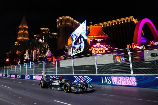 44 HAMILTON Lewis (gbr), Mercedes AMG F1 Team W14, action during the 2023 Formula 1 Heineken Silver Las Vegas Grand Prix, 21th round of the 2023 Formula One World Championship, WM, Weltmeisterschaft from November 17 to 19, 2023 on the Las Vegas Strip Circuit, in Las Vegas, USA - F1 - LAS VEGAS GRAND PRIX 2023 DPPI Panoramic  00123046_AV6_5971
