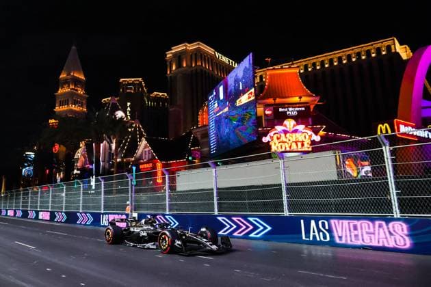 77 BOTTAS Valtteri (fin), Alfa Romeo F1 Team Stake C43, action during the 2023 Formula 1 Heineken Silver Las Vegas Grand Prix, 21th round of the 2023 Formula One World Championship, WM, Weltmeisterschaft from November 17 to 19, 2023 on the Las Vegas Strip Circuit, in Las Vegas, USA - F1 - LAS VEGAS GRAND PRIX 2023 DPPI Panoramic  00123046_AV6_5972
