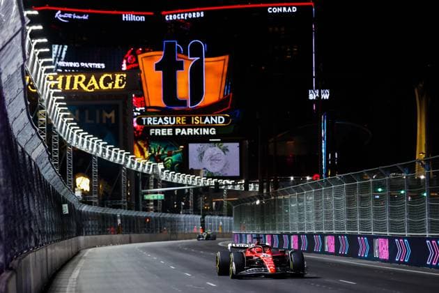 16 LECLERC Charles (mco), Scuderia Ferrari SF-23, action during the 2023 Formula 1 Heineken Silver Las Vegas Grand Prix, 21th round of the 2023 Formula One World Championship, WM, Weltmeisterschaft from November 17 to 19, 2023 on the Las Vegas Strip Circuit, in Las Vegas, USA - F1 - LAS VEGAS GRAND PRIX 2023 DPPI Panoramic  00123046_AV6_6076
