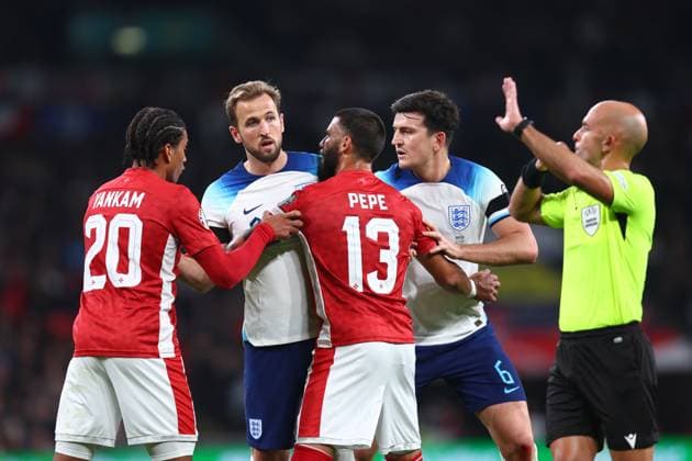 England gegen Malta 17. November 2023, London UEFA EURO-Qualifikationsspiel, Gruppe C England gegen Malta Harry Kane (England) versucht, mit Schiedsrichter Luis Godinho zu diskutieren, nachdem er eine gelbe Karte erhalten hat Foto Charlotte Wilson Abseits London UK  Copyright: xCharlottexWilsonx xOffsidexOffside