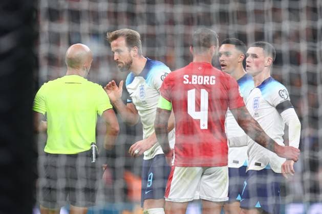 England gegen Malta 17. November 2023, London UEFA-EURO-Qualifikationsspiel, Gruppe C England gegen Malta Harry Kane (England) streitet mit Schiedsrichter Luis Godinho, nachdem er eine gelbe Karte für Tauchen erhalten hat Foto Charlotte Wilson Abseits London UK  Copyright: xCharlottexWilsonx xOffsidexOffside