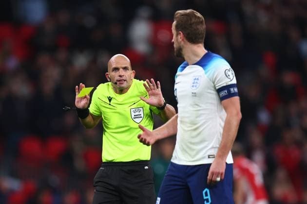 England gegen Malta 17. November 2023, London UEFA EURO-Qualifikationsspiel, Gruppe C England gegen Malta Schiedsrichter Luis Godinho im Gespräch mit Harry Kane von England Foto Charlotte Wilson Abseits London UK  Copyright: xCharlottexWilsonx xOffsidexOffside