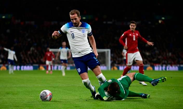 England v Malta, London, UK - 17 Nov 2023 Harry Kane of England receives a yellow card for simulation after challenging for the ball with Henry Bonello of Malta during the UEFA EURO, EM, Europameisterschaft,Fussball 2024 Qualifier match between England and Malta on 17th November 2023 at Wembley Stadium, London London Wembley Stadium London GBR Copyright: xFrankiexOKeeffe PPAUKx PPA-069174