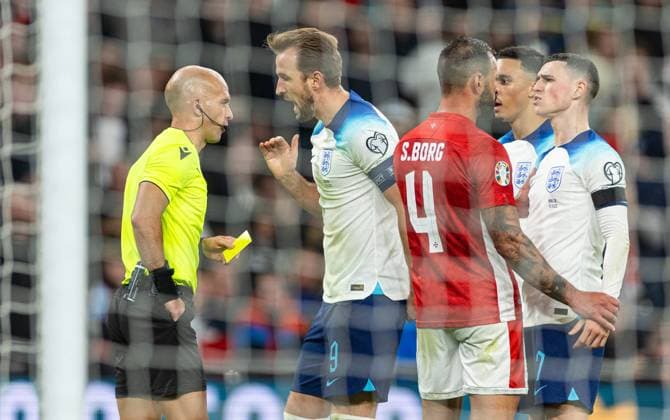 Football - UEFA EURO, EM, Europameisterschaft,Fussball 2024 Qualifying - Group C - England v Malta LONDON, ENGLAND - Friday, November 17, 2023: England s captain Harry Kane is shown a yellow card by referee Luis Godinho after diving to win a penalty during the UEFA Euro 2024 Qualifying Group C match between England and Malta at Wembley Stadium. (Photo by David Rawcliffe Propaganda) LONDON Wembley Stadium GREATER LONDON ENGLAND  Copyright: xDavidxRawcliffex P2023-11-17-England_Malta-13